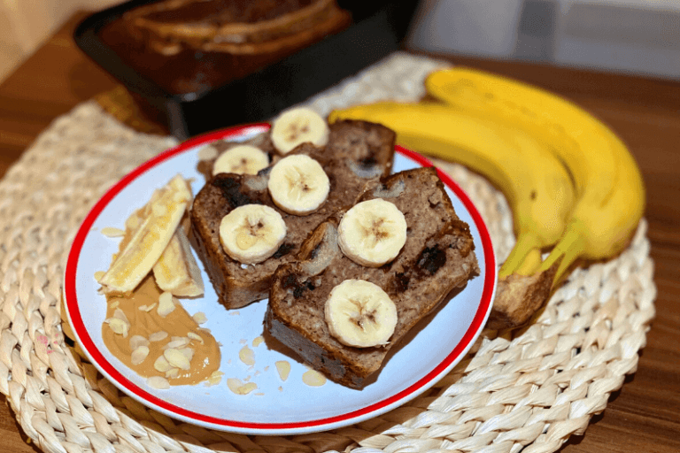Proteínový banánový chlebík s horkou čokoládou 1 bananovy chlebik na sirku